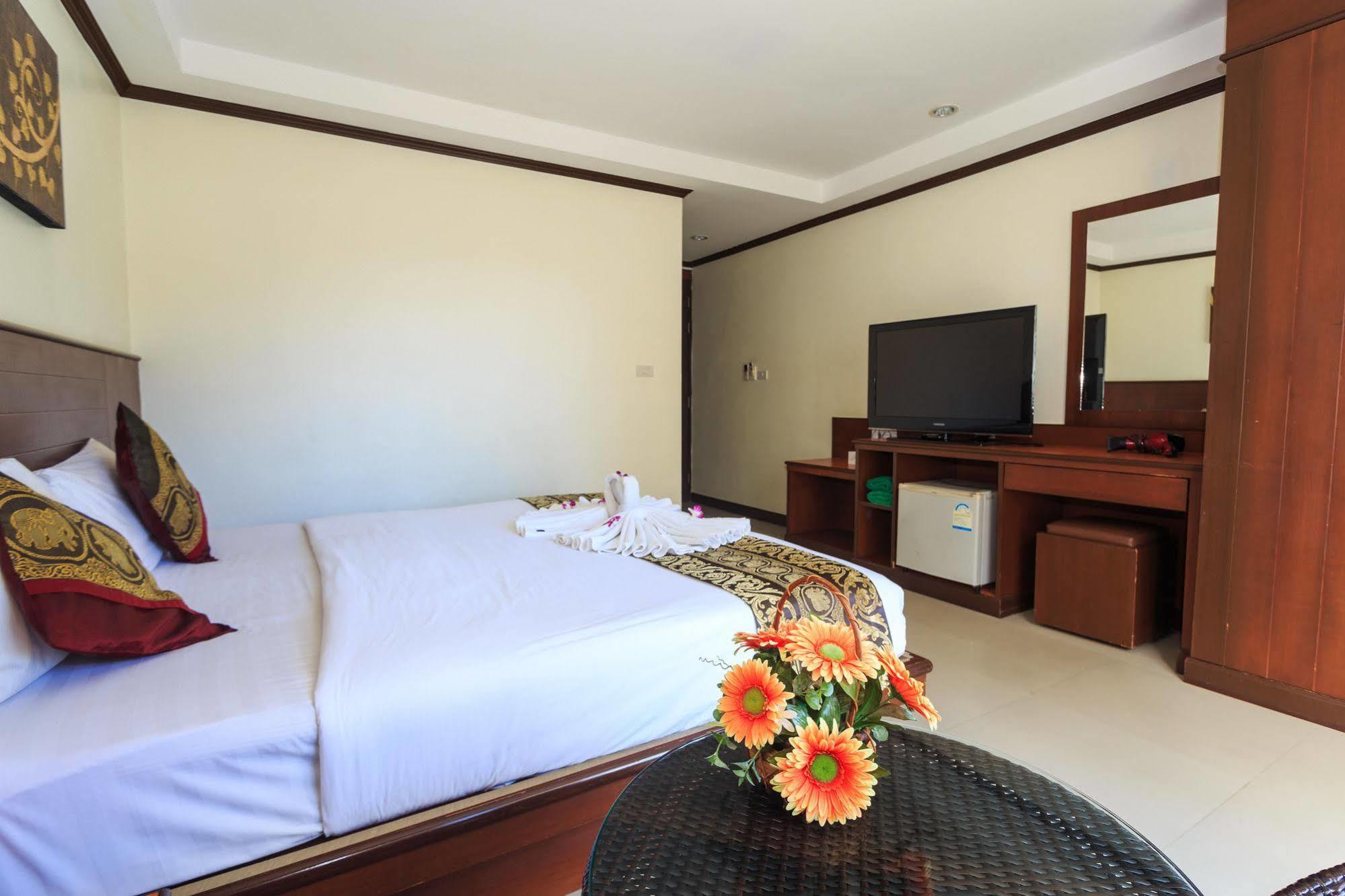 Sharaya Patong Hotel Екстериор снимка