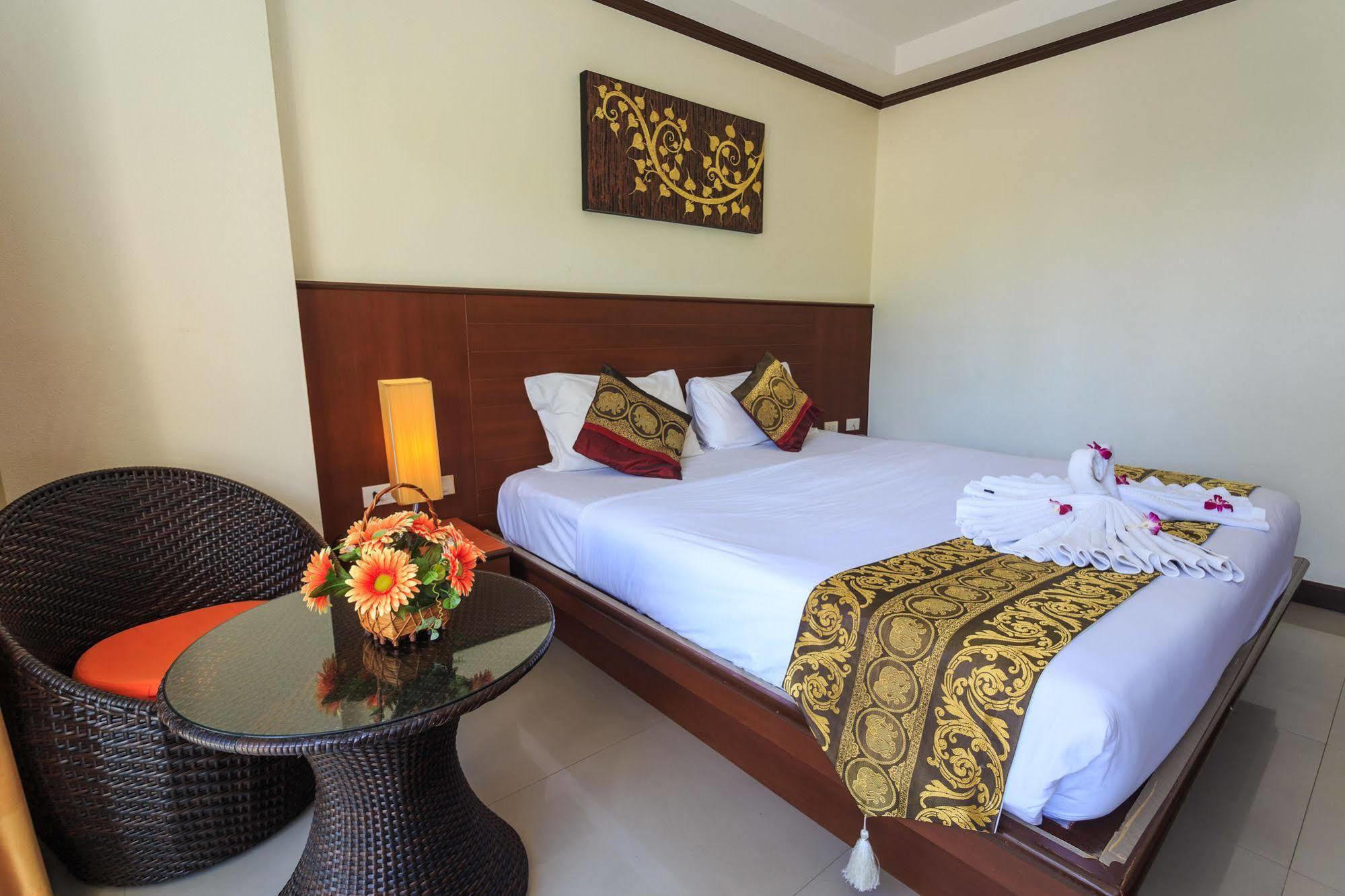 Sharaya Patong Hotel Екстериор снимка